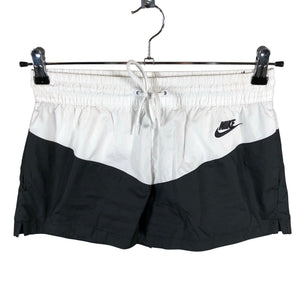 Naisten Nike - Urheilushortsit, koko 36 - Musta (1)