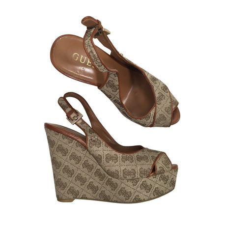 Unisex Guess - Kiilakorkosandaalit, koko 35 -  ()