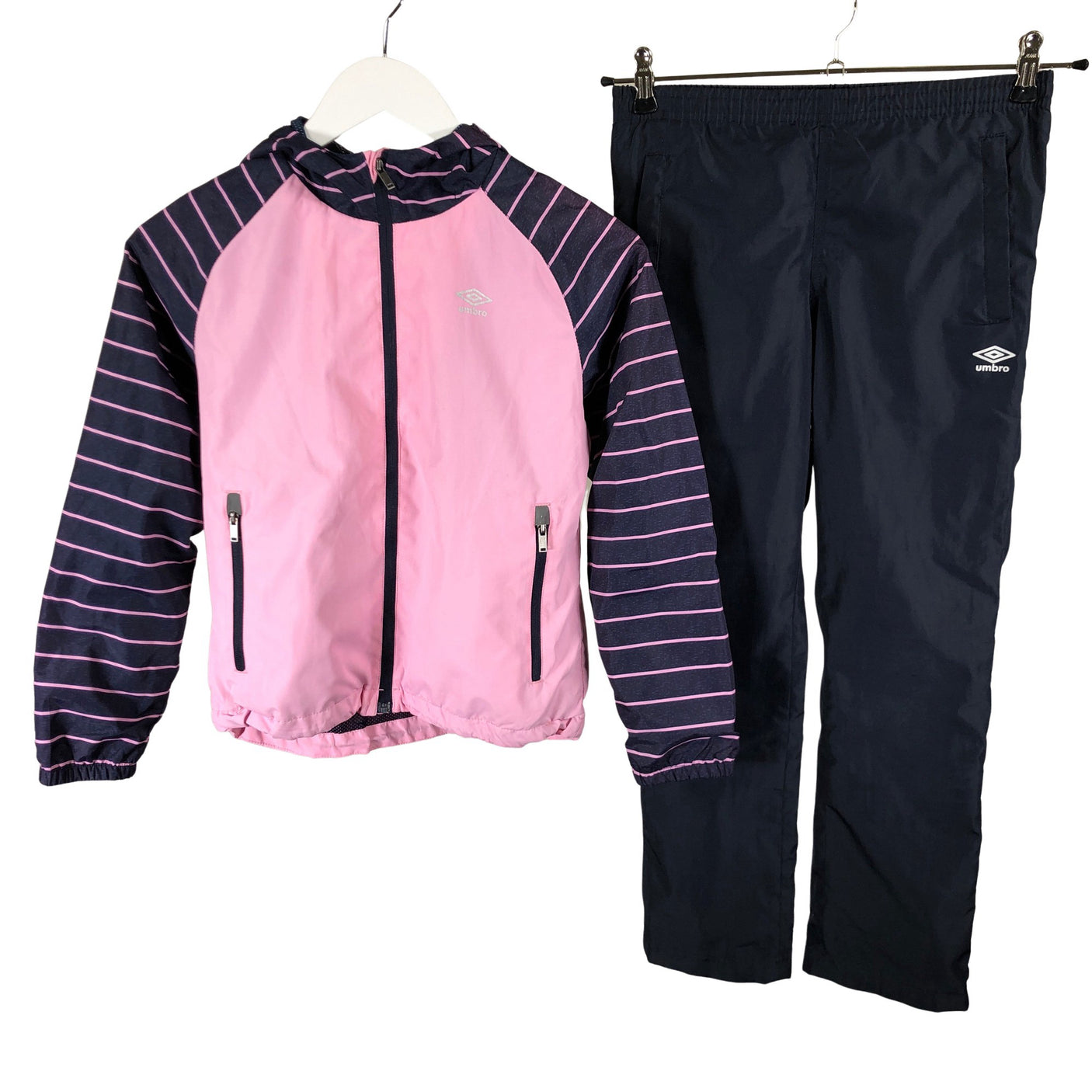 Unisex Umbro - Välikausiasu, koko 134 - 140 -  (1)