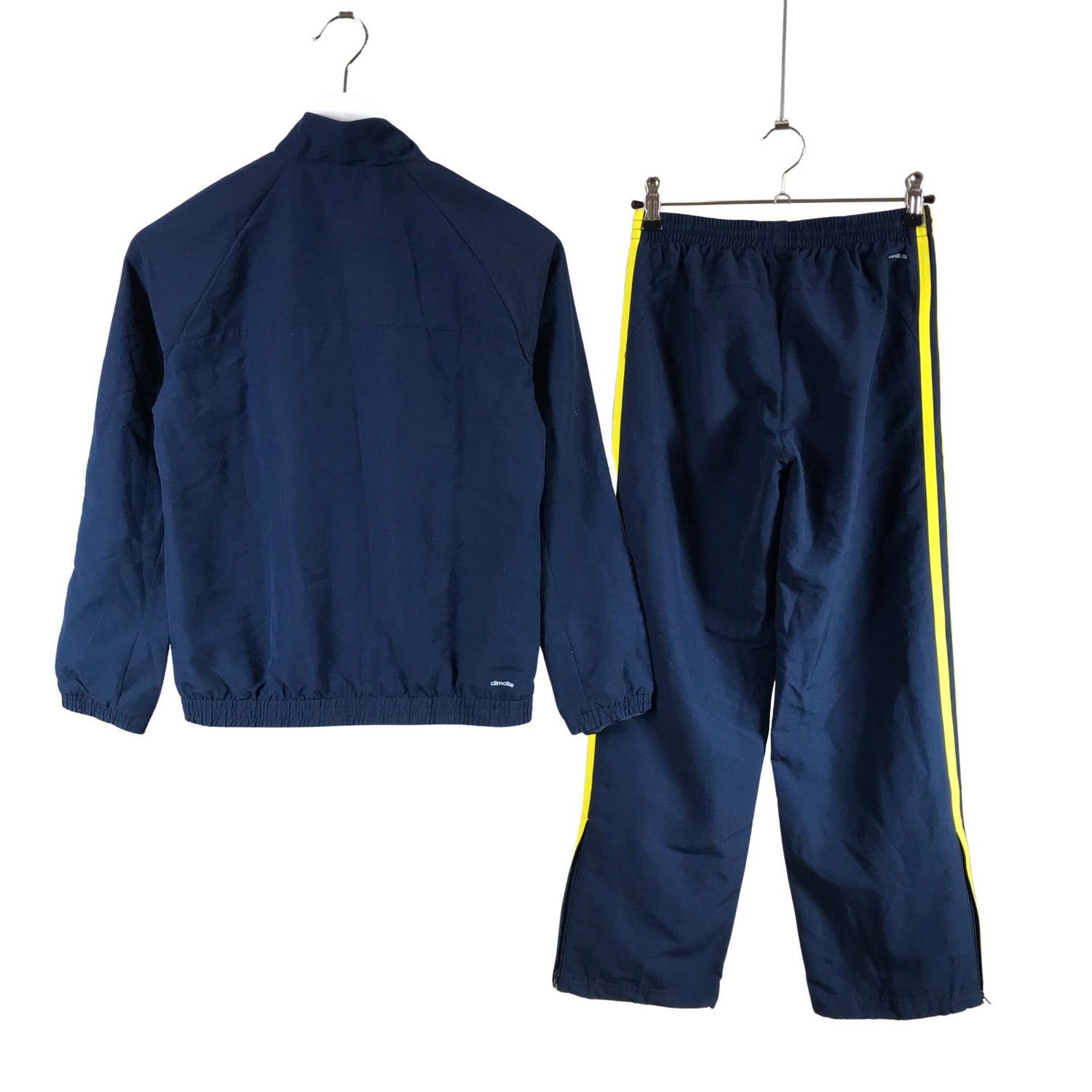  Urheiluasu  Urheiluasu, koko 134 - 140  Adidas 
