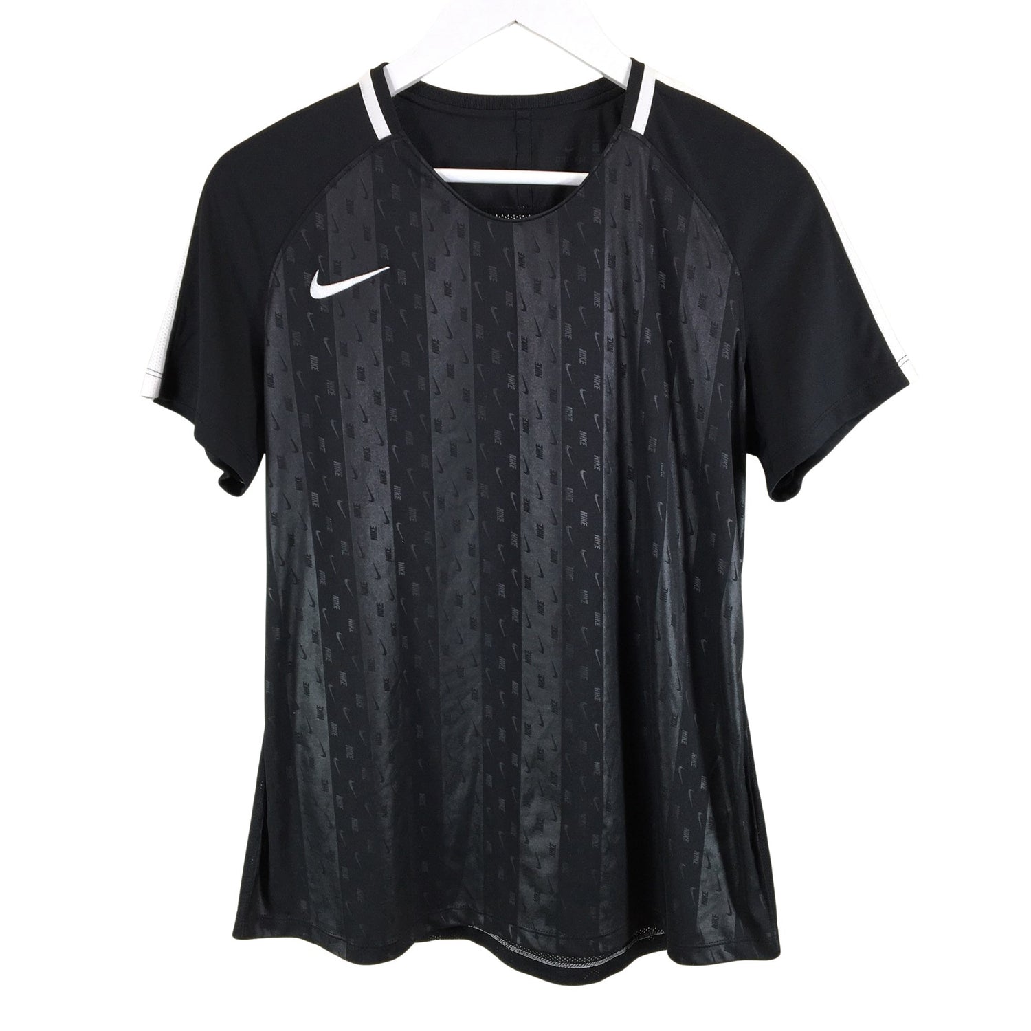  Urheilupaita  Urheilupaita, lyhyet hihat, koko 42  Nike 